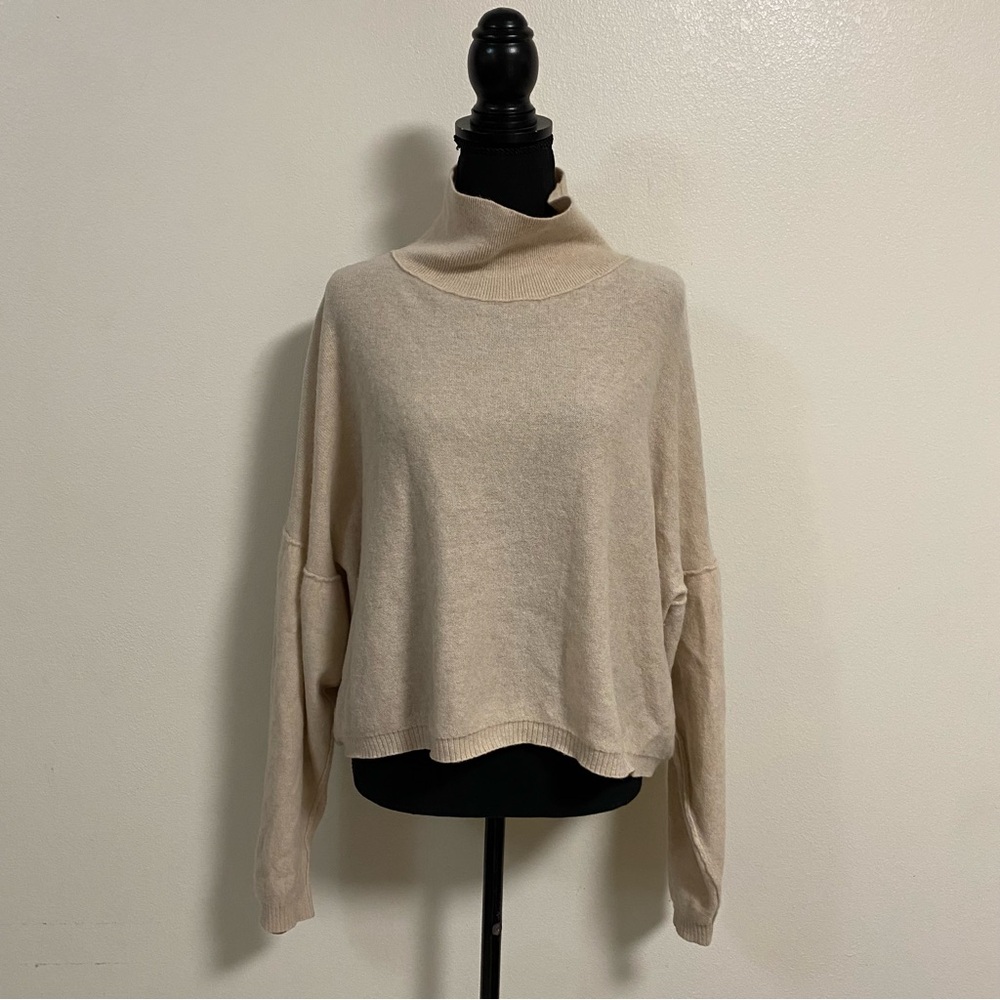 Free People Sweater Women’s Size Large Cream Turtle neck crop Cashmere Sweater